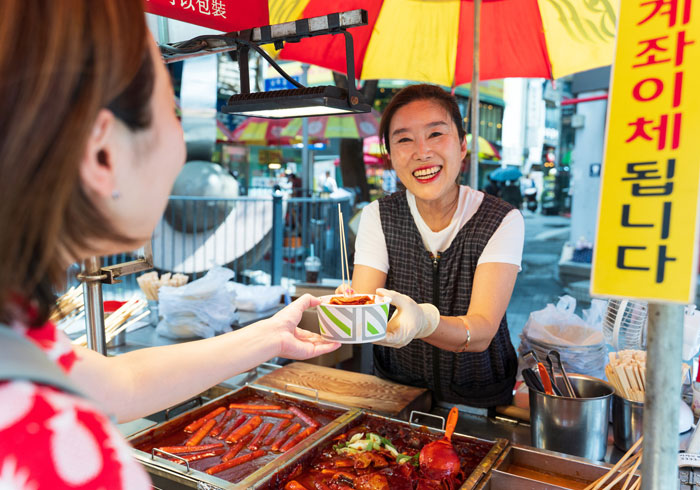 お店の方との交流も楽しめる伝統市場では、韓国グルメの食べ歩きもおすすめです。