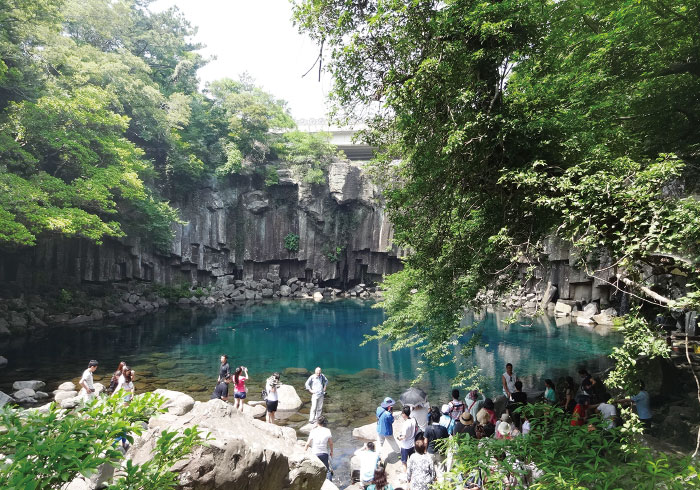 「天帝淵瀑布」は天と地がふれあって出来た池という意味があります。