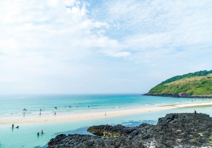 青く透き通った海と白砂の美しいビーチも見どころのひとつです。