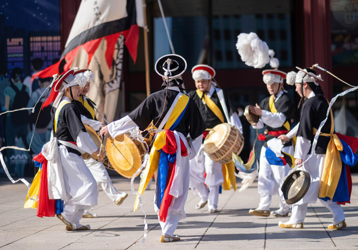 韓国伝統の音楽「サムルノリ」の演奏が、クルーズの入港を迎えてくれます。