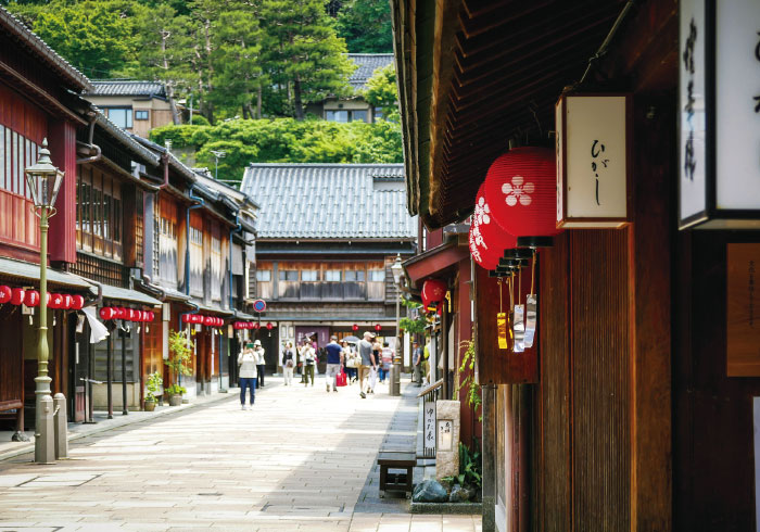 金沢を代表する茶屋街のひとつ「ひがし茶屋街」では、いにしえの情緒を堪能できます。