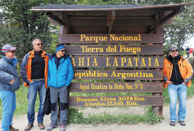 郊外の見どころは、ウシュアイアの西方11㎞のチリとの国境に広がるティエラ・デル・フエゴ国立公園。アメリカ大陸を縦断するパンアメリカンハイウェイの終着地点があります。