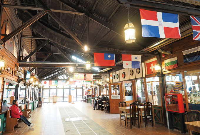 公園内はSL列車「世界の果て号」でめぐります。列車からは、樹木の伐採跡地やマカレナ滝、泥炭など公園内の景色が迎えてくれます。世界の果てで迎えてくれる駅員の皆さんの笑顔に癒やされます。